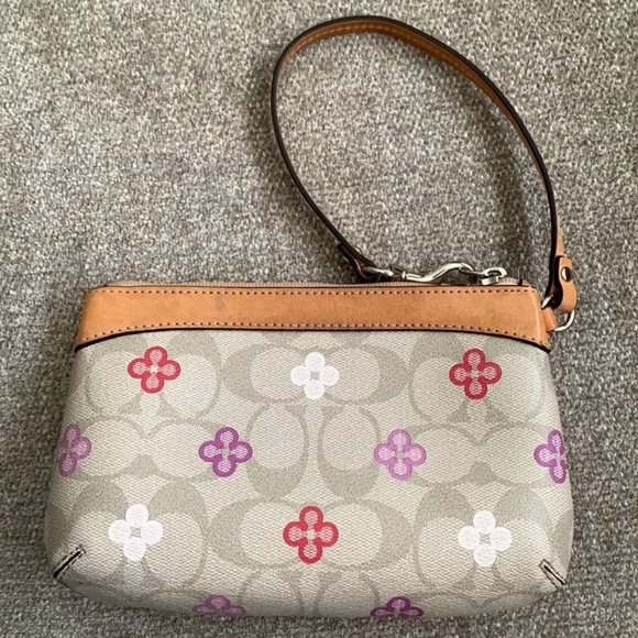 COACH Peyton Signature Clover Medium Wristlet. L - Picture 2 of 5